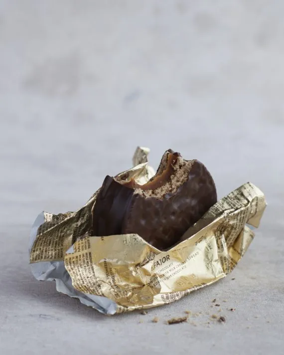 Alfajor Havanna de chocolate y dulce de leche en su envoltorio